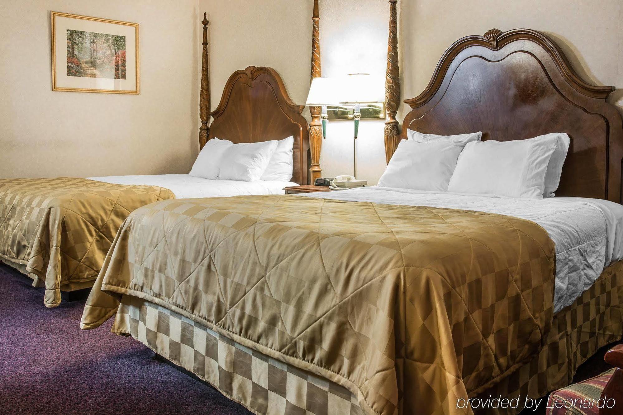 Clarion Hotel Beachfront Mackinaw City Exterior foto